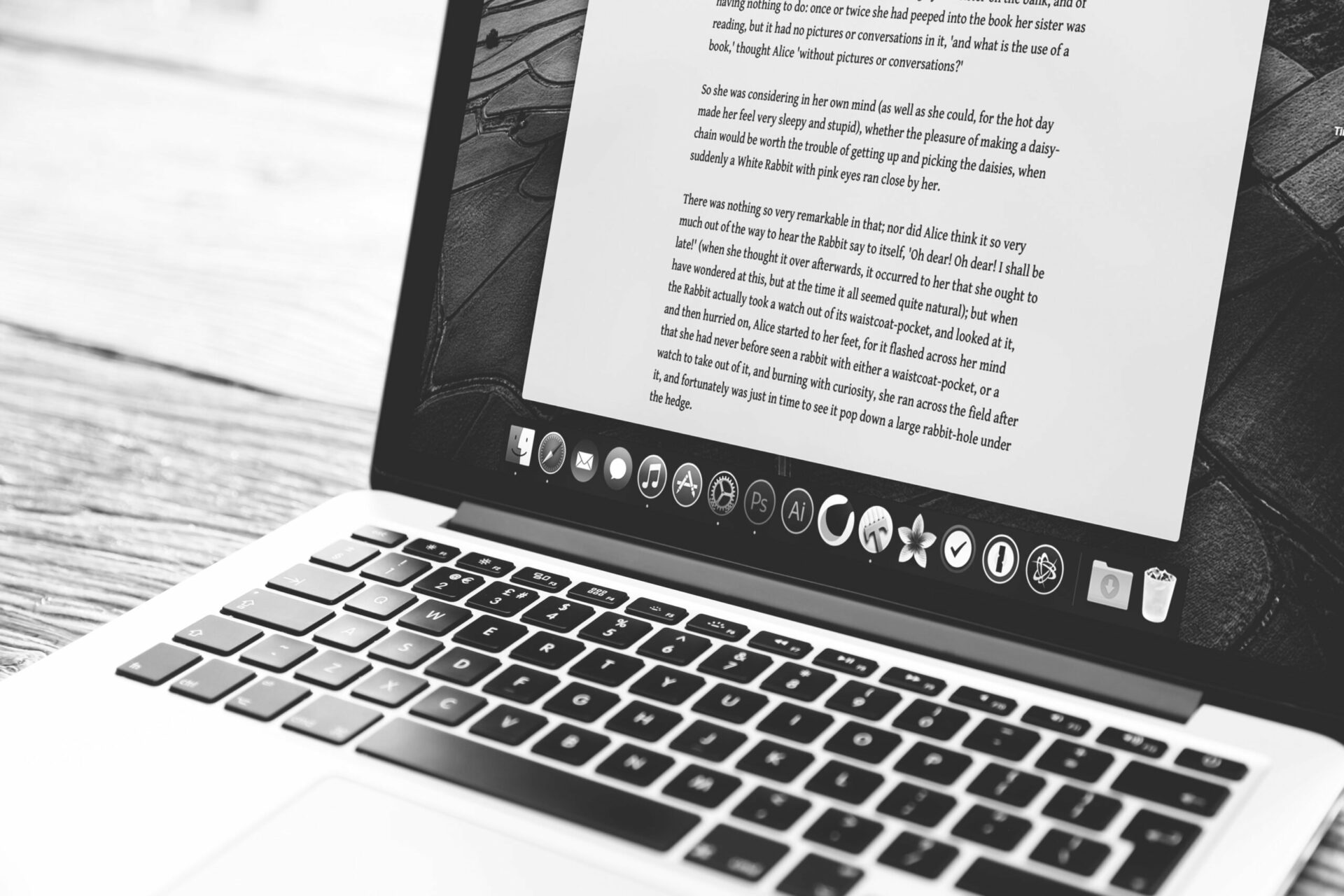sort/hvid billede af macbook med tekst på skærmen